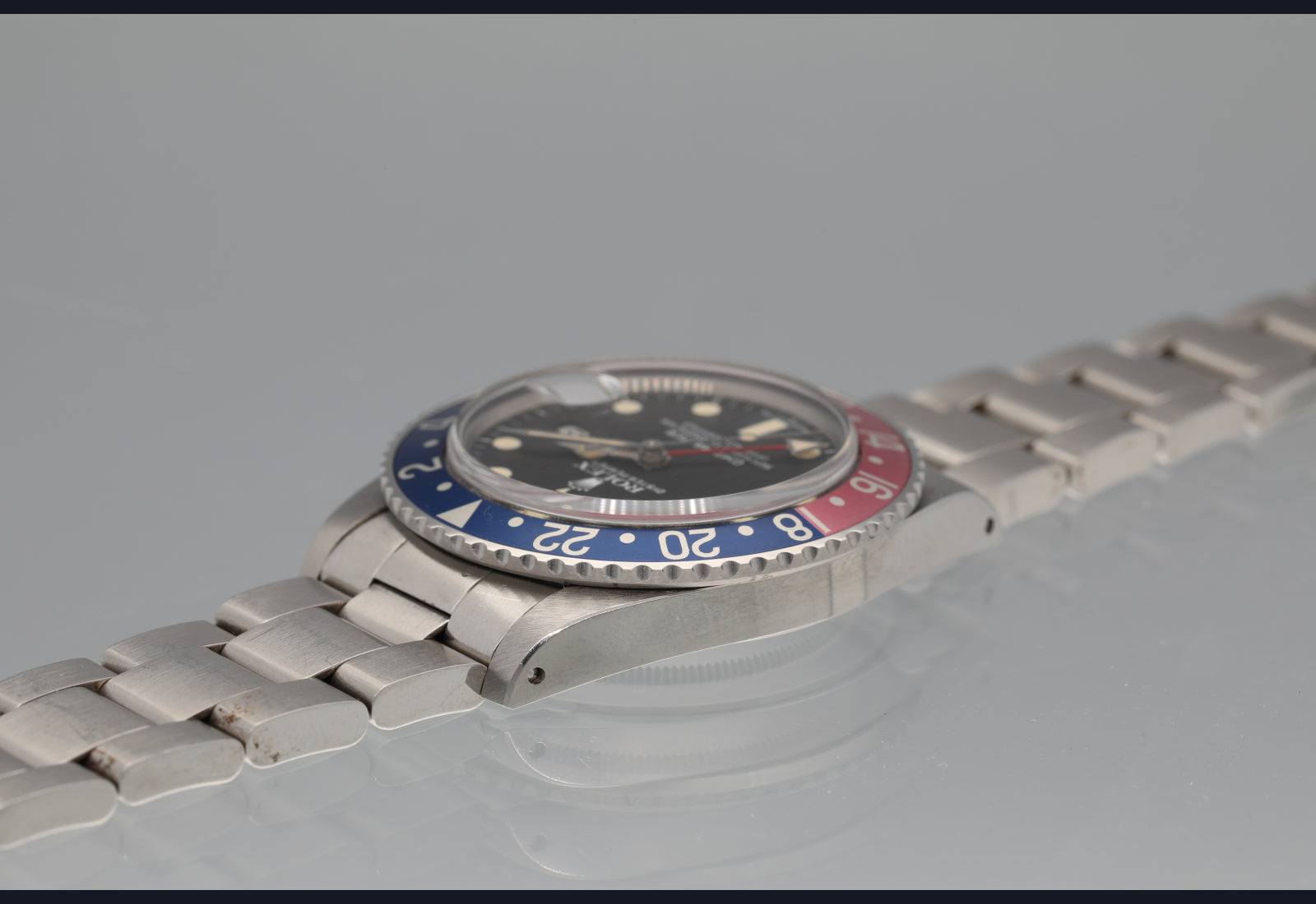 A FUCHSIA-ESQ 16750 with Box and Papers and RSC 1982