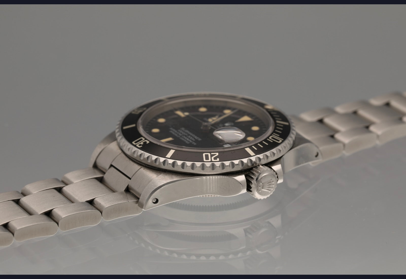 Super Condition 16800 Submariner date with box and papers