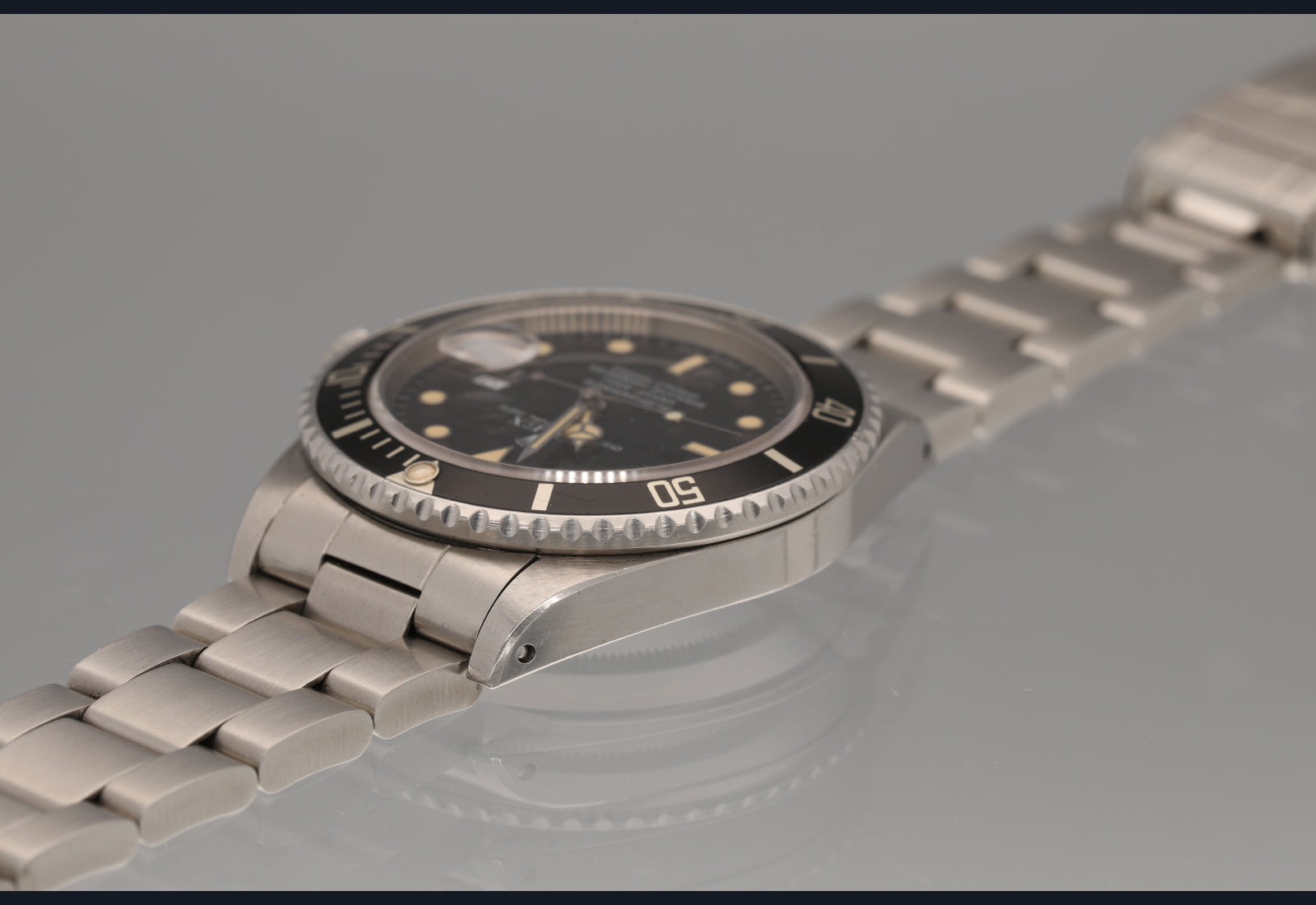 Super Condition 16800 Submariner date with box and papers
