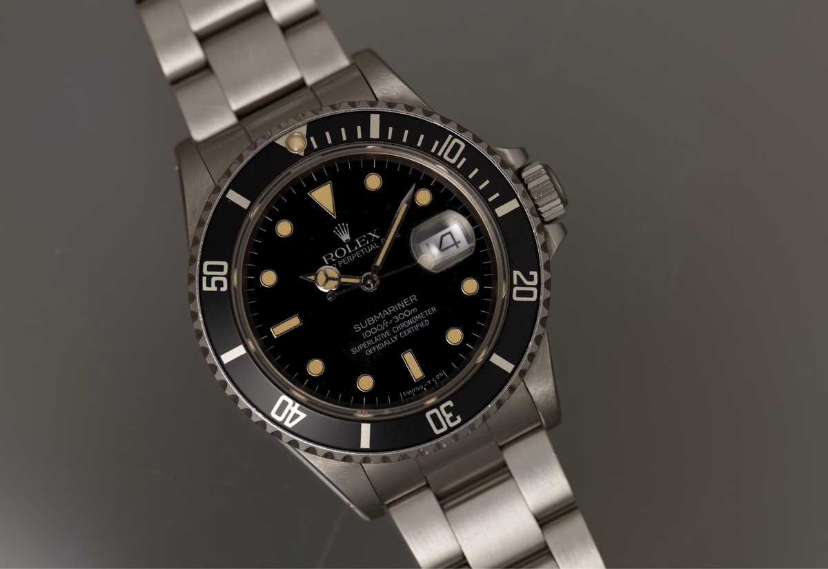 Super Condition 16800 Submariner date with box and papers