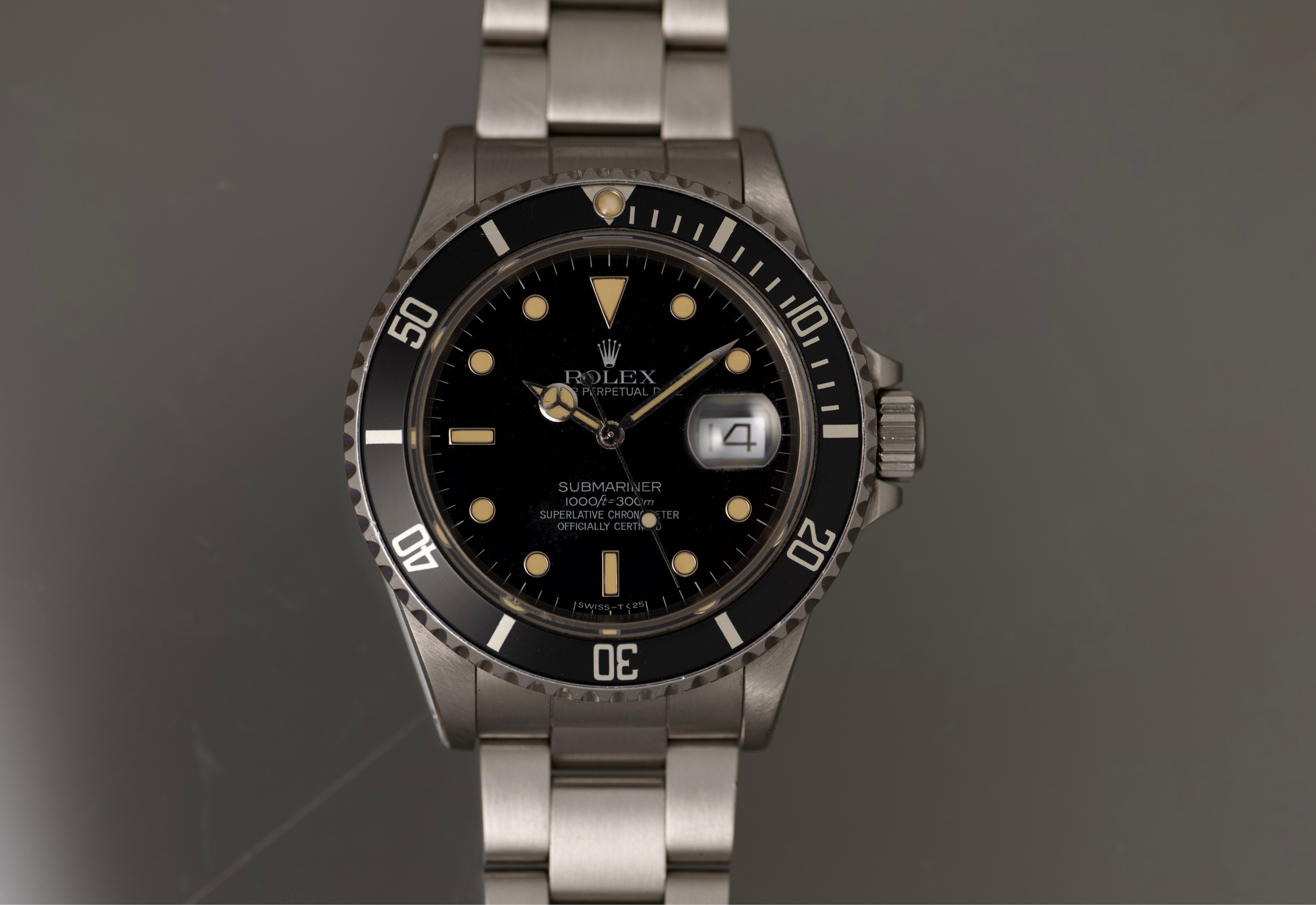 Super Condition 16800 Submariner date with box and papers