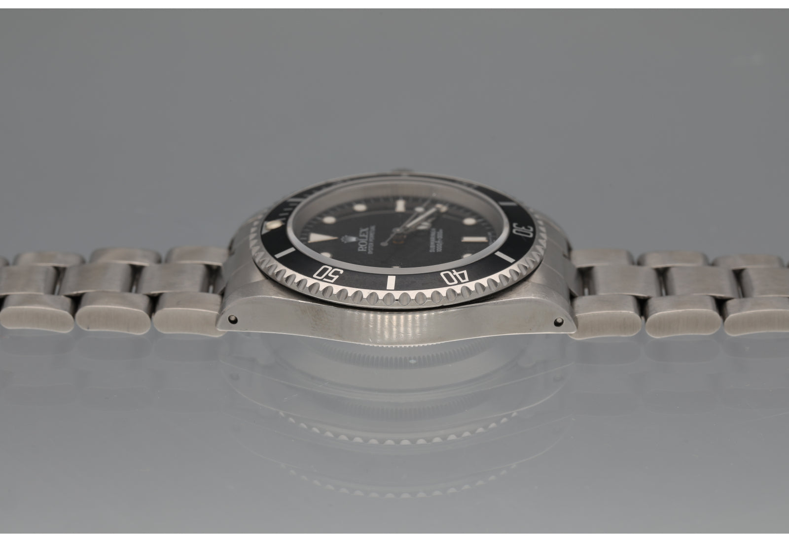 14060 No Date Light cream and navy bezel